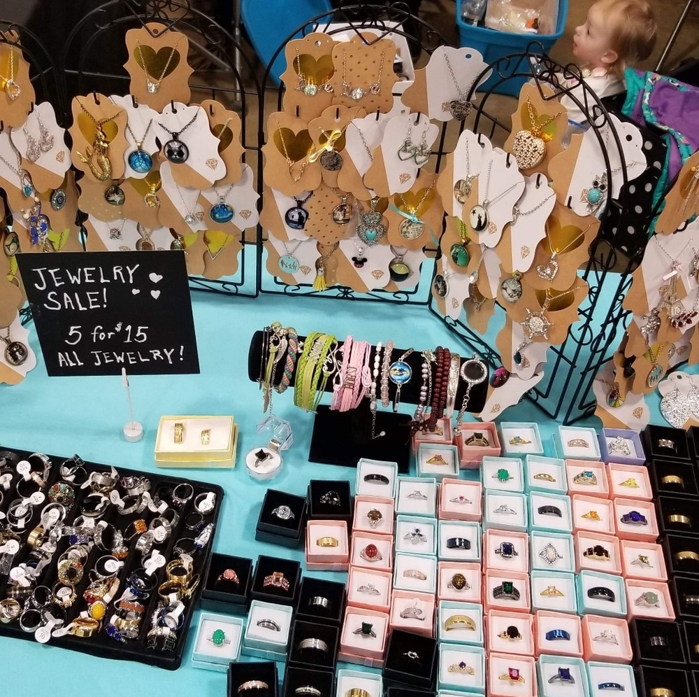 *WHOLESALE* 35 Pieces of Jewelry